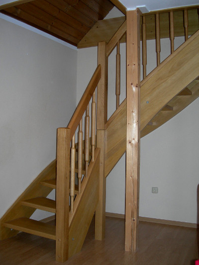 dřevěné schody schodiště zábradlí