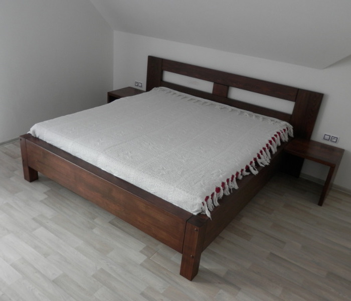 dřevěné postele
